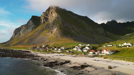 Playa-Y-Pueblo-De-Vikten-En-Las-Islas-Lofoten-En-Noruega,-Escandinavia---Antena