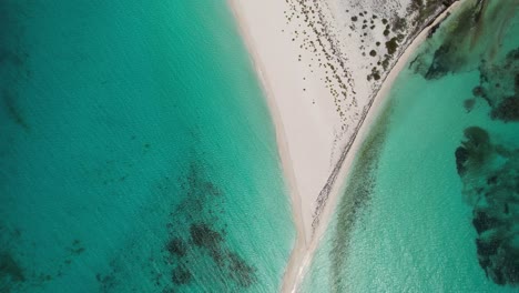 Vista-Aérea-Del-Banco-De-Arena-Rodeado-Por-Las-Claras-Aguas-Del-Mar-Caribe