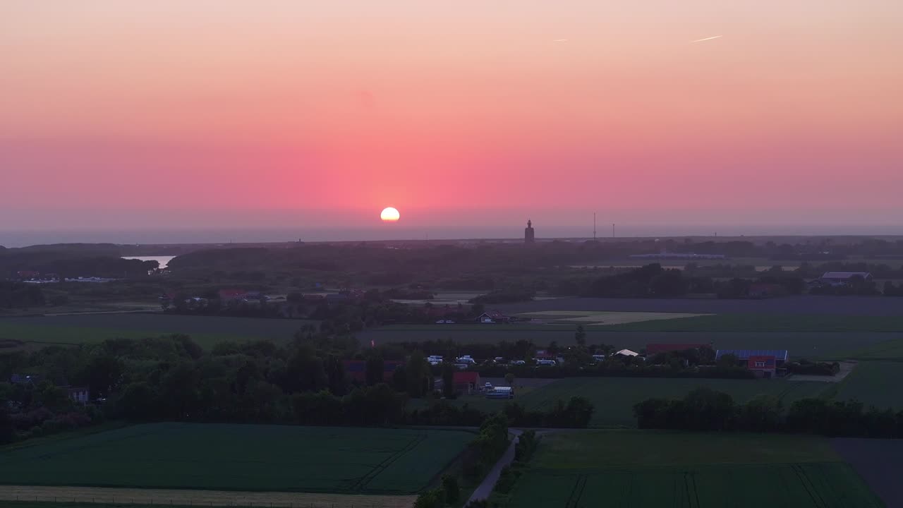 웨스트카펠 등대 뒤의 해가 지는 빛