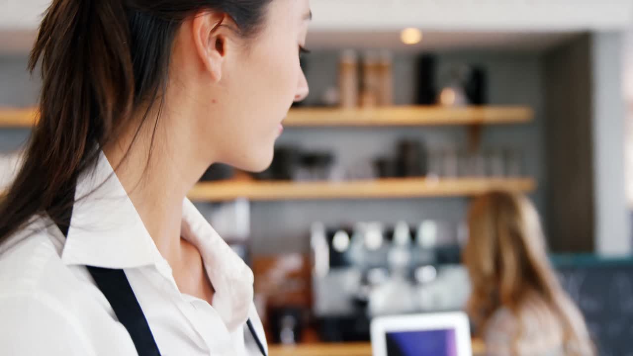 디지털 태블릿을 사용 하여 웃는 여자