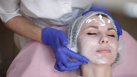 mujer que recibe tratamiento facial