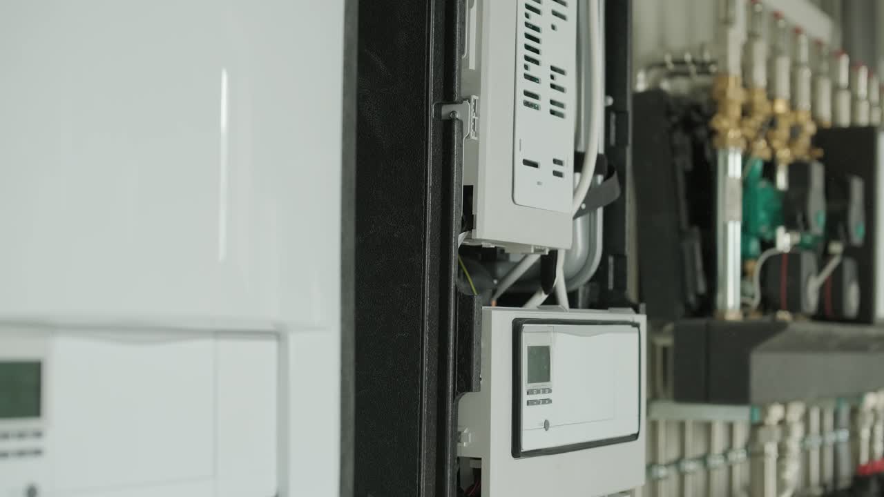 техник, обслуживающий систему теплового насоса в коммунальной комнате