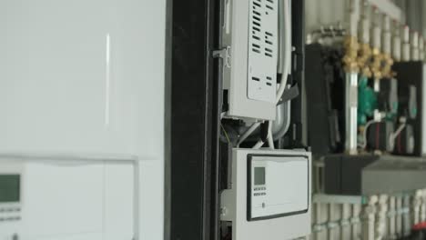 técnico de mantenimiento del sistema de bomba de calor en la sala de servicios