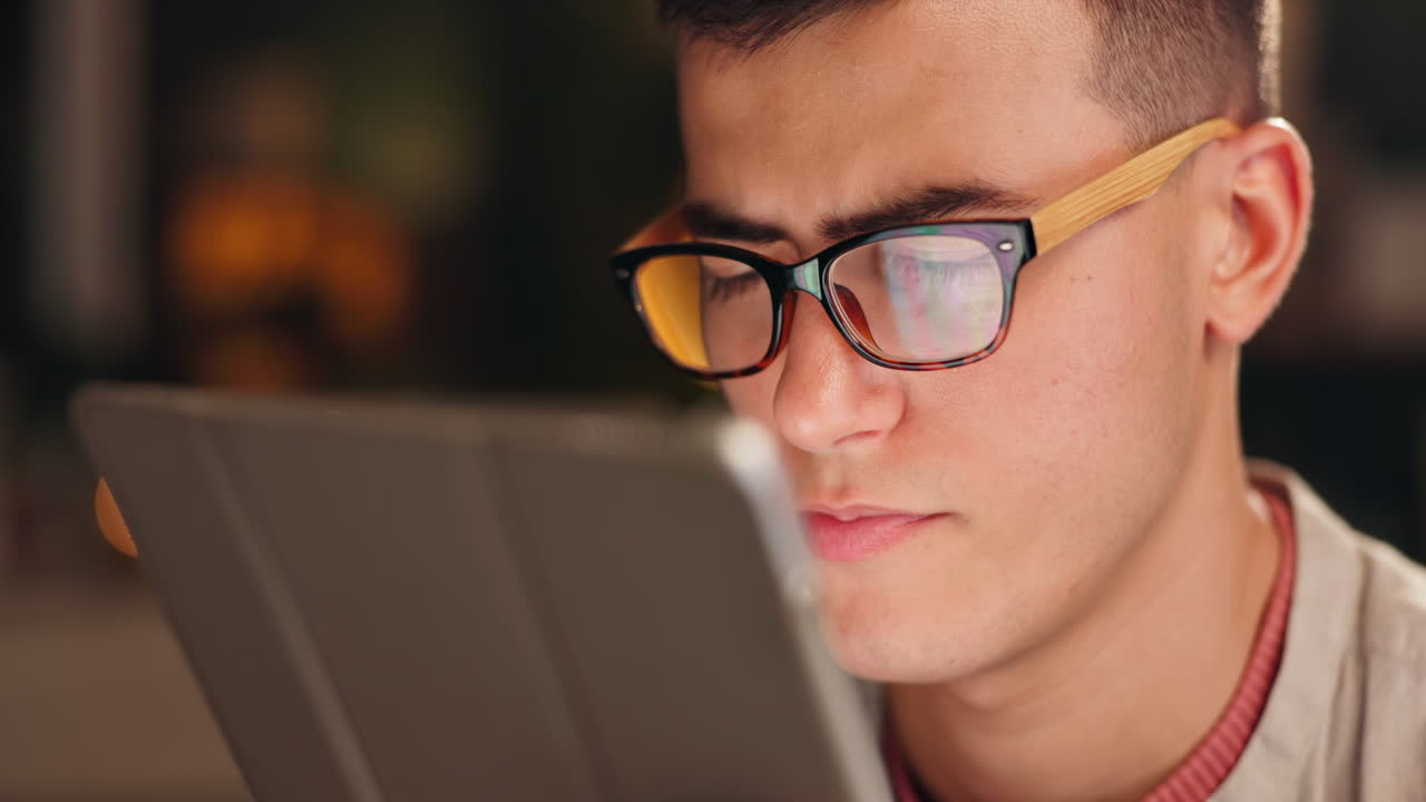 hombre usando una tableta