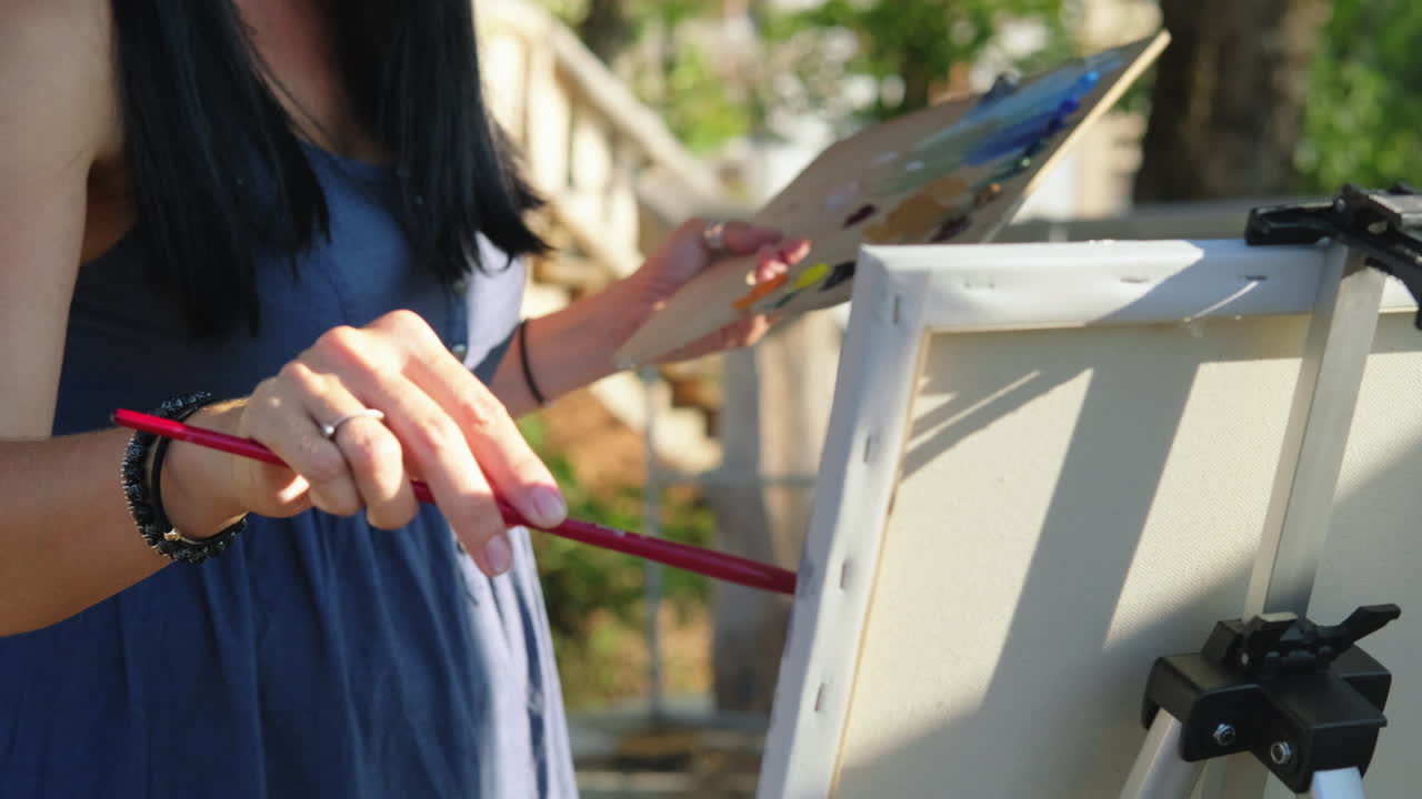 야외에서 그림을 그리는 여자