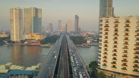 Taksin-Brückenverkehr-Im-Morgengrauen