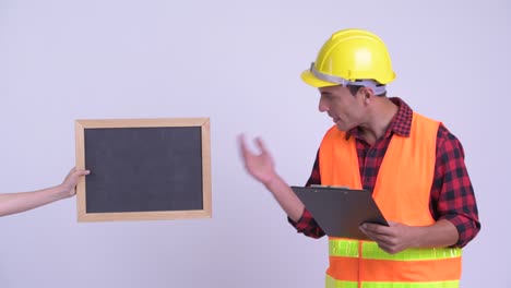 joven y guapo hombre hispano trabajador de la construcción