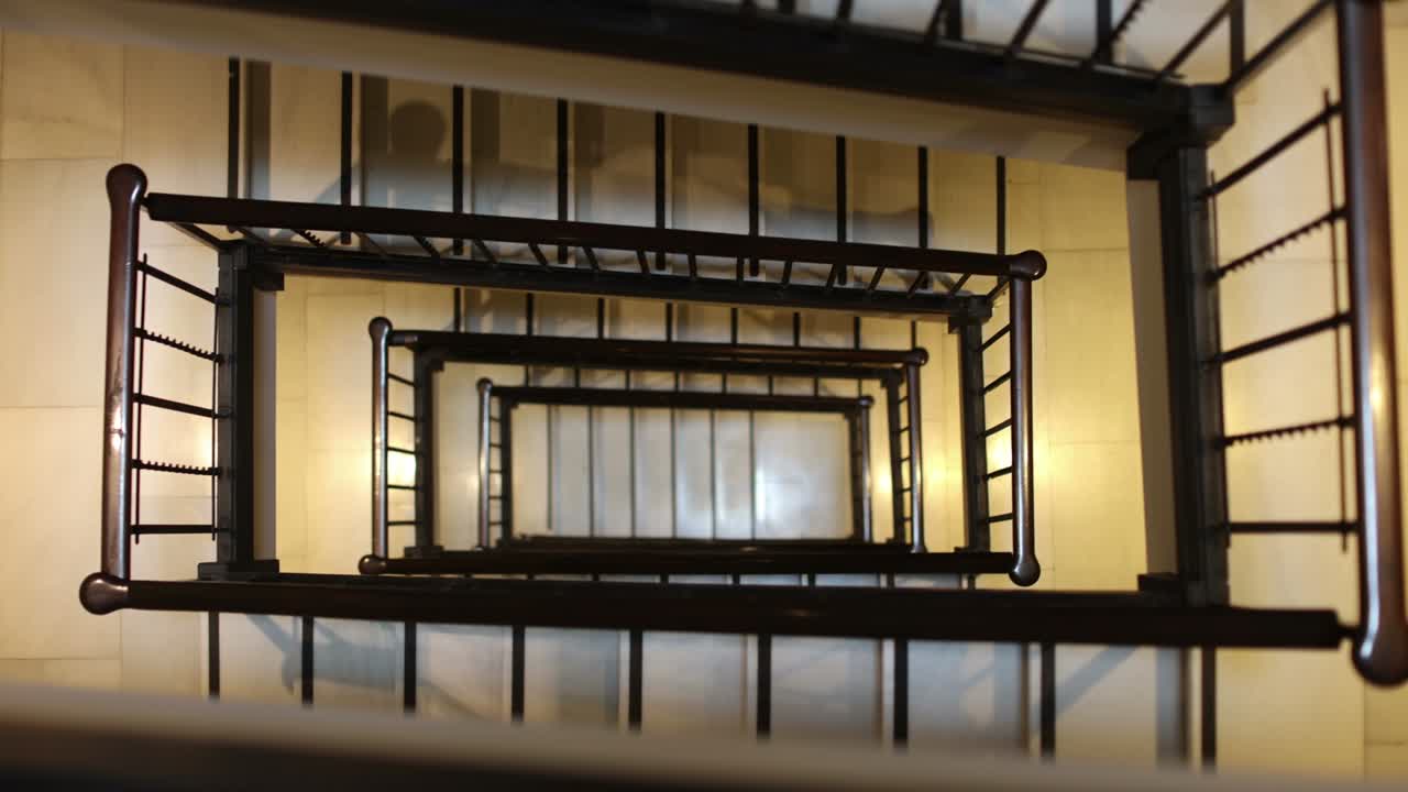 건물의 나선형 계단, 빛으로 위에서 볼 수 있습니다.