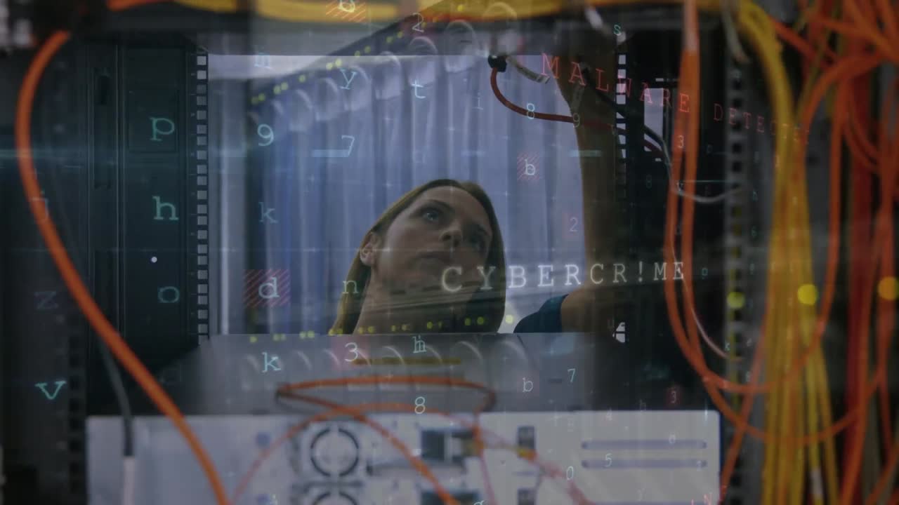 animación del procesamiento de datos sobre una mujer de negocios caucásica en la sala de servidores