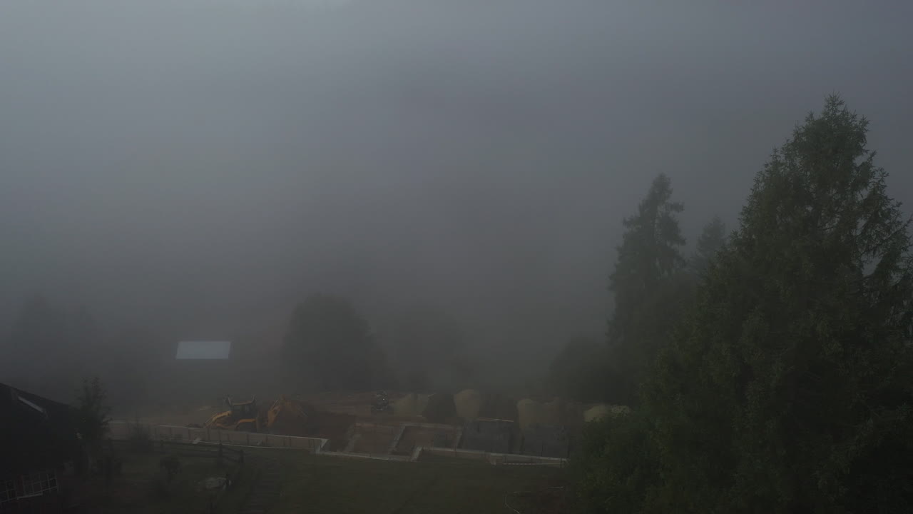 sitio de construcción con niebla