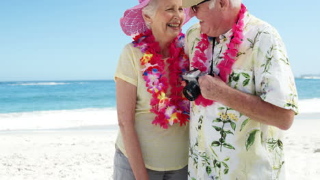 Pareja-Senior-Sonriente-En-La-Playa