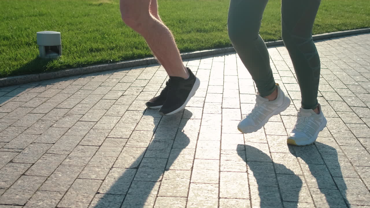 야외에서 조하는 사람들