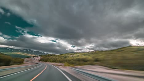 Un-Viaje-Por-Carretera-Alrededor-De-La-Autopista-Del-Círculo-Polar-ártico-En-Noruega