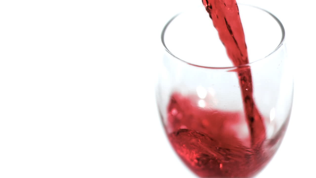 레드 와인이 슈퍼 슬로 모션으로 여지고 있습니다.