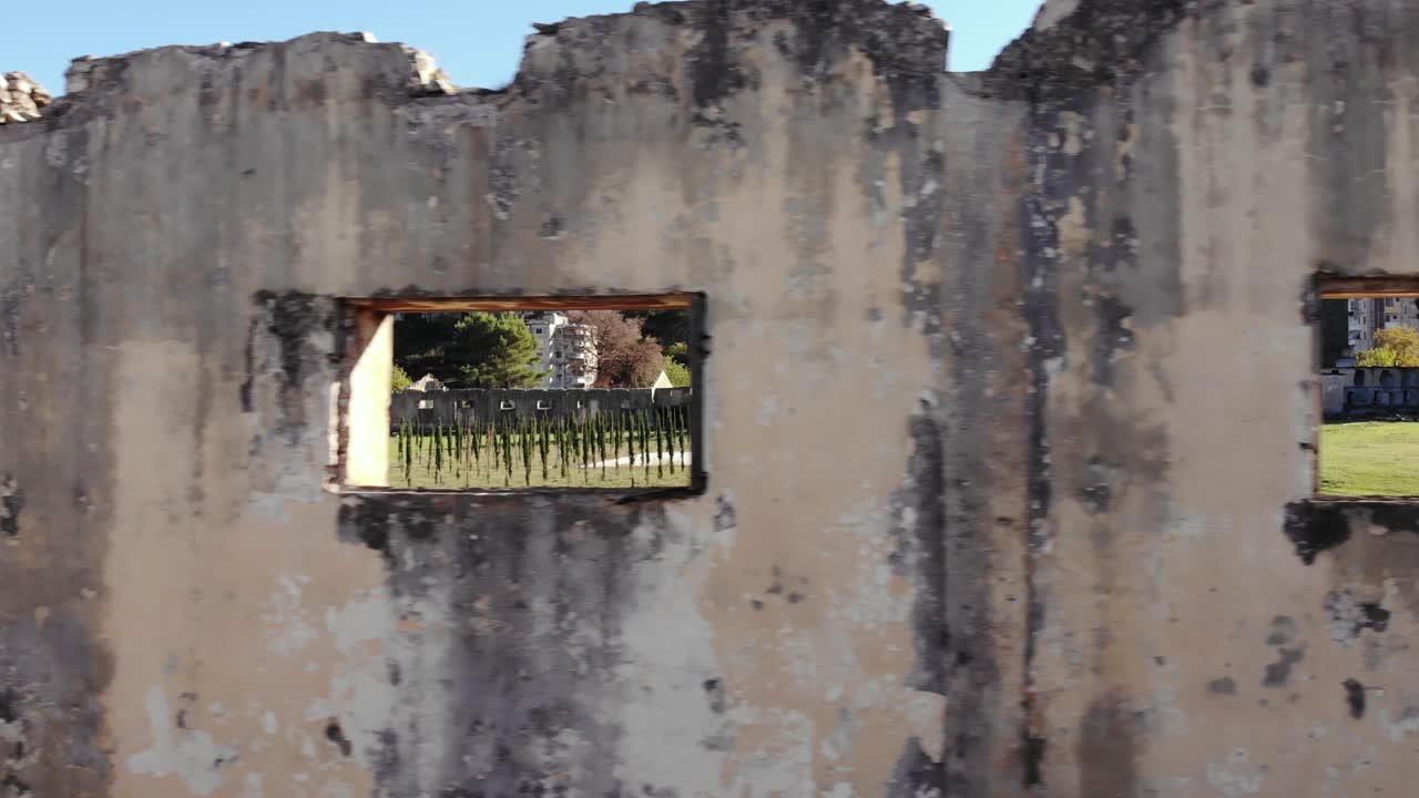 알바니아 공산 정권의 테펠레나 수용소의 폐허가 된 막사의 더러운 벽에 있는 창문