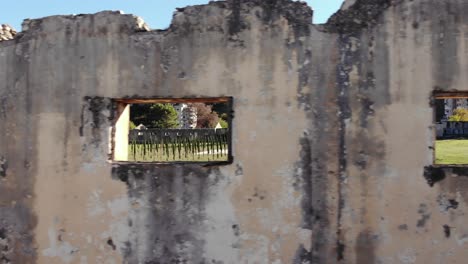 Ventanas-En-Las-Paredes-Sucias-De-Los-Cuarteles-En-Ruinas-Del-Campo-De-Tepelena-Del-Régimen-Comunista-En-Albania