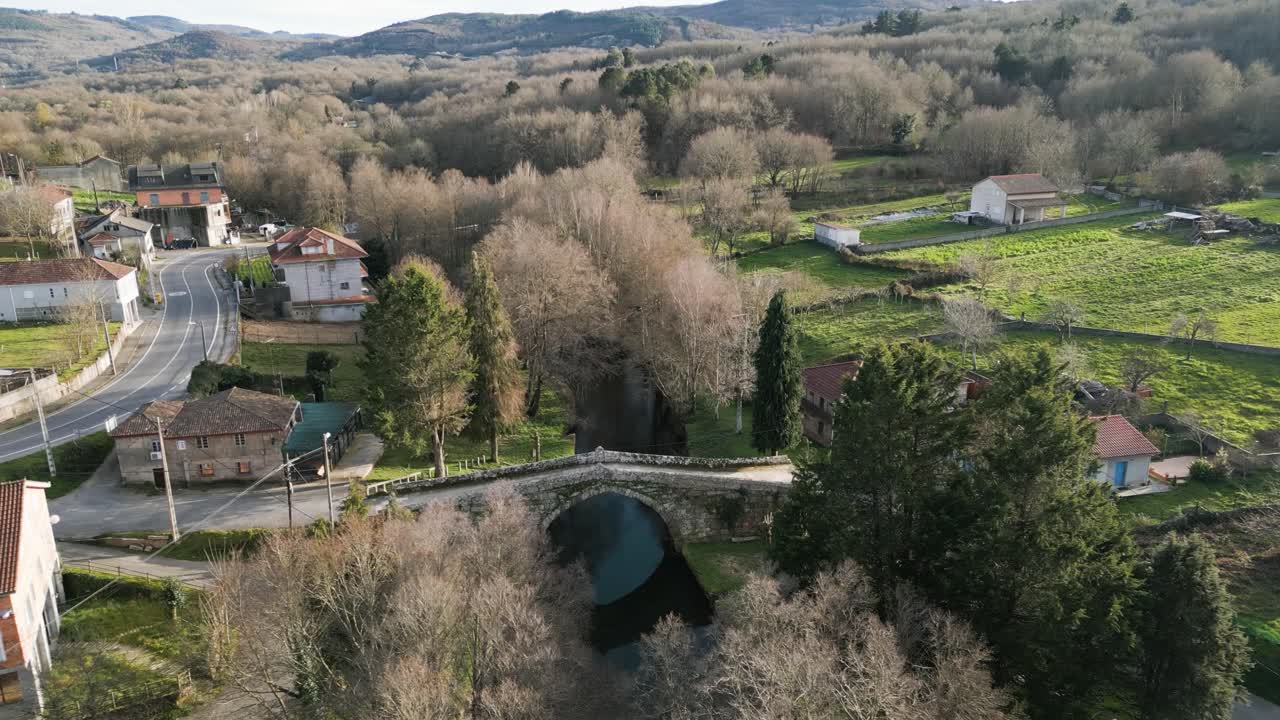 el avión no tripulado desciende al puente medieval de arnuide en vilar de barrio, ourense, galicia, españa
