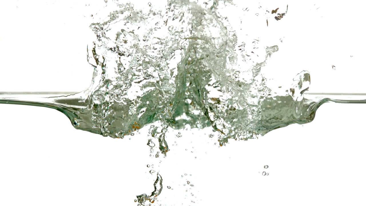 오렌지색은 색 배경에 물에 잠기고 있습니다.