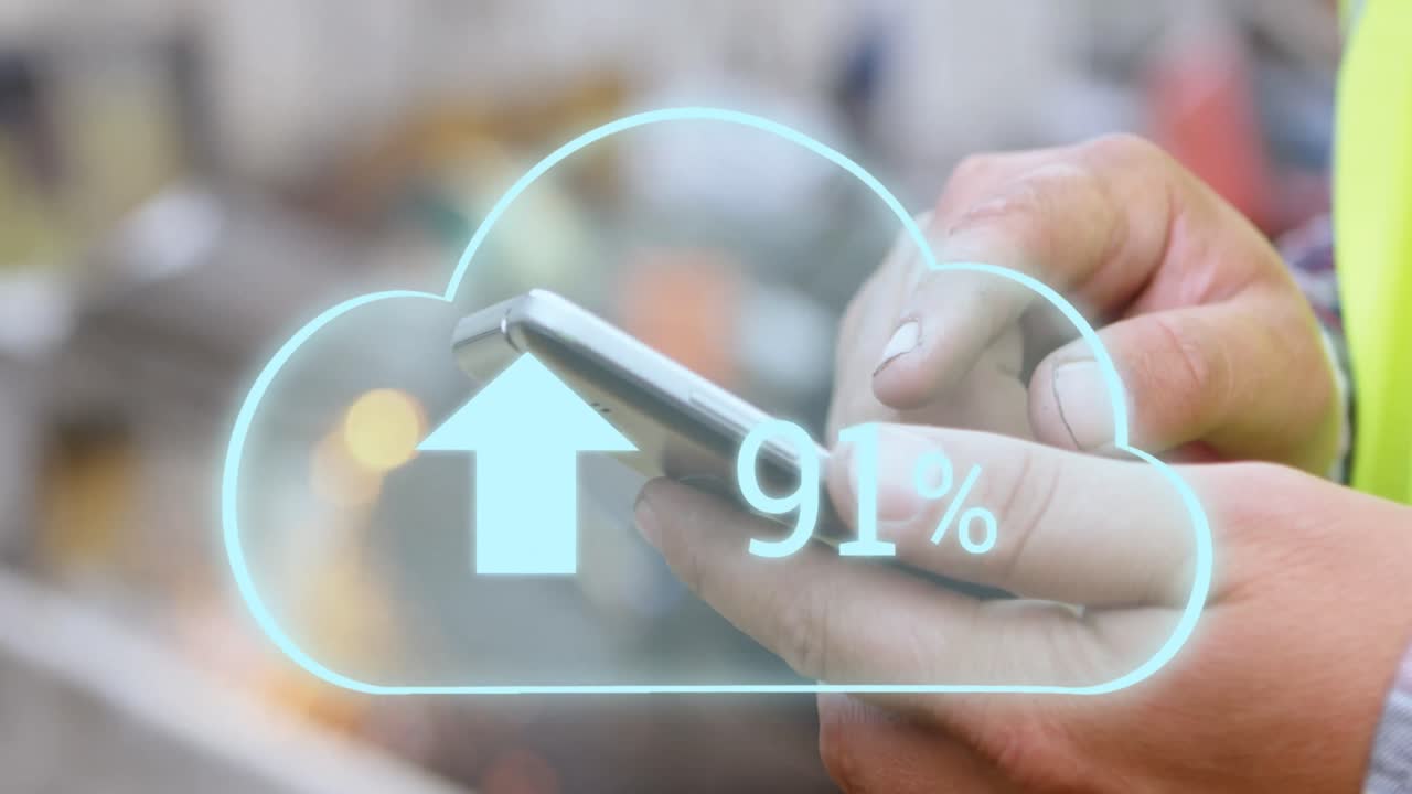animación de la nube digital con un porcentaje que sube sobre el hombre que usa un teléfono inteligente