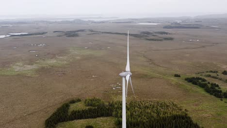 Disparo-De-Drone-Inclinado-De-Una-Turbina-Eólica-Cerca-De-Stornoway-En-La-Isla-De-Lewis