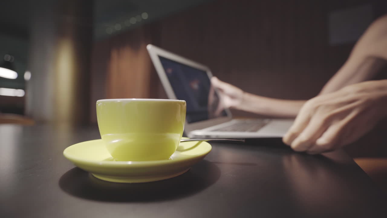 trabajo desde casa envoltura para la mesa de café del día