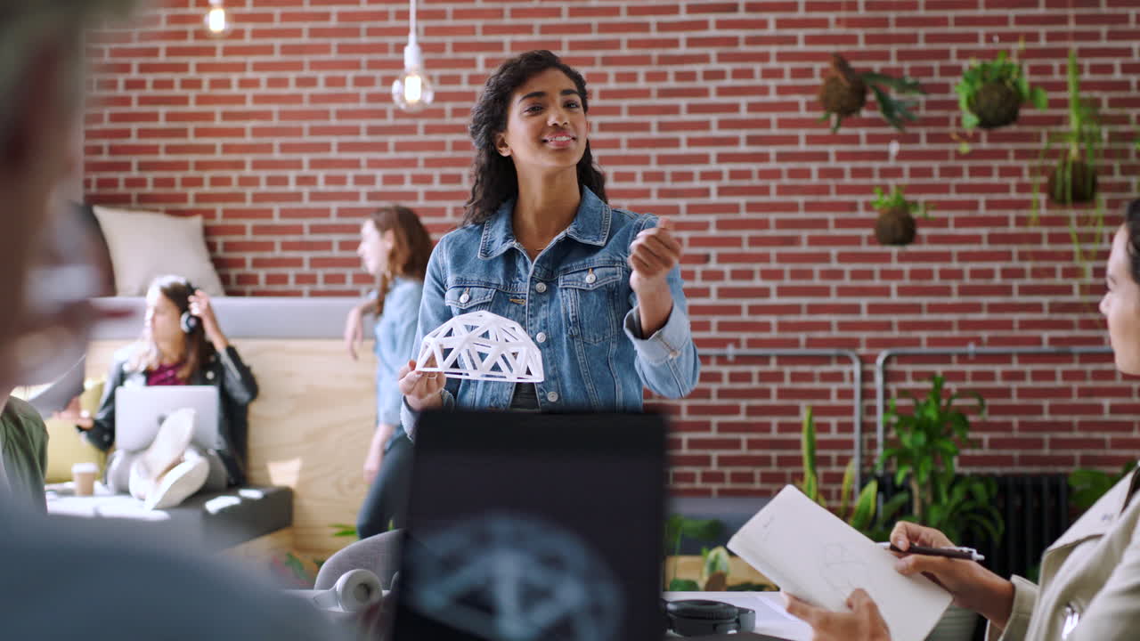 presentación de negocios por parte de una mujer joven