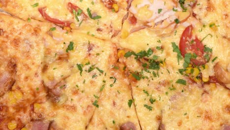 una deliciosa pizza italiana de cerca. movimiento en bucle. vista superior. rotación de 360.