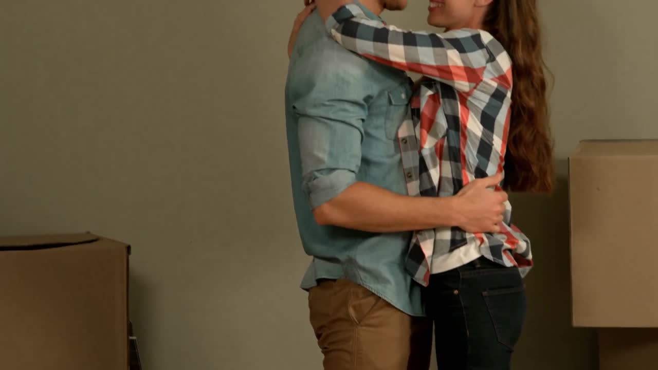 집 에서 바닥 에 서 있는 부부