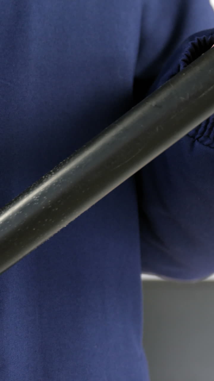 guardia de seguridad con bastón en fondo blanco