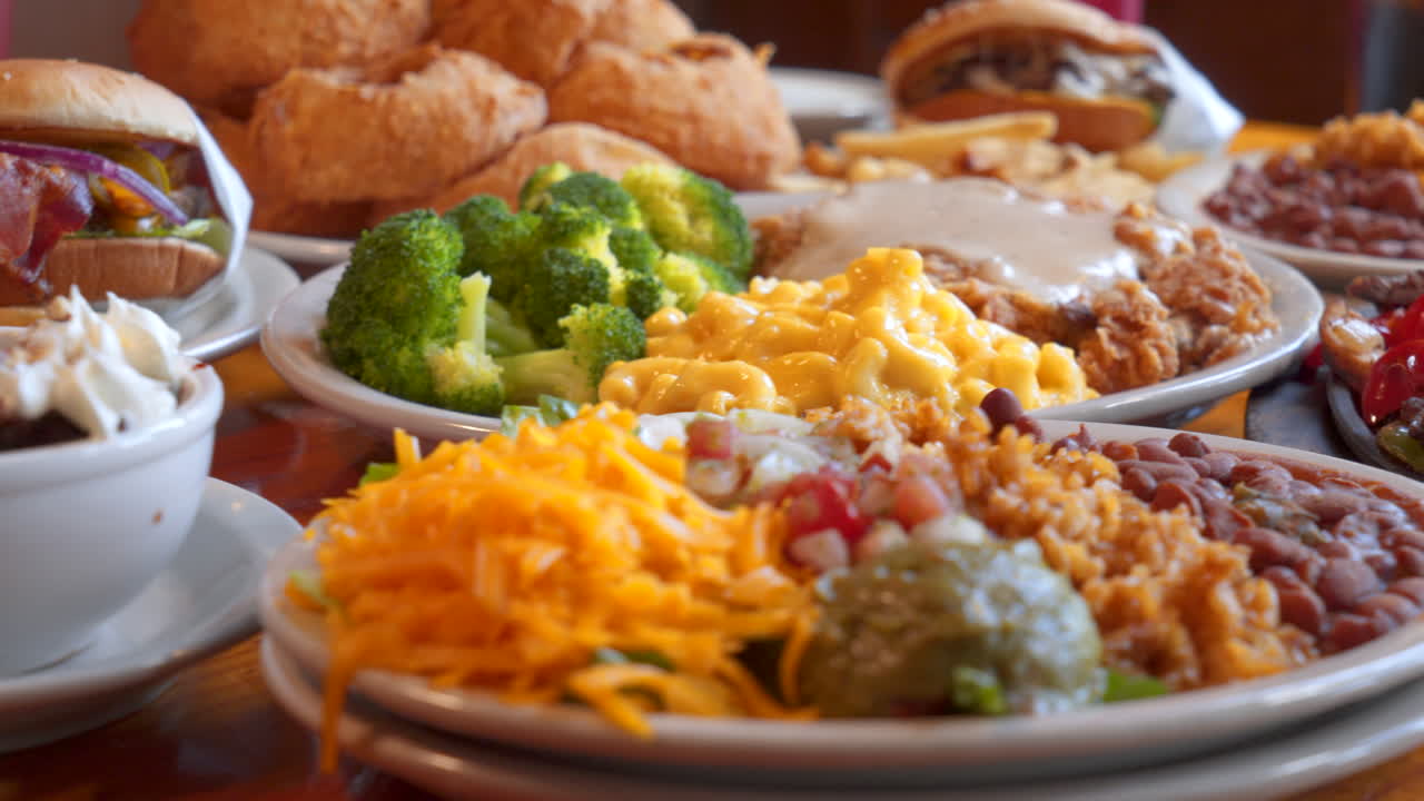 varios platos abundantes de restaurante estilo hogareño, cerrar el control deslizante a cámara lenta 4k