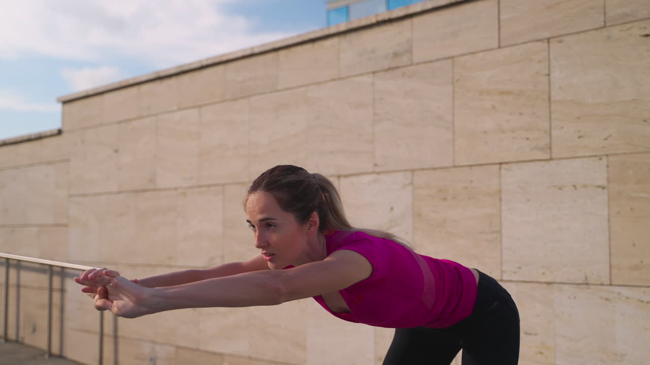 mujer estirándose al aire libre