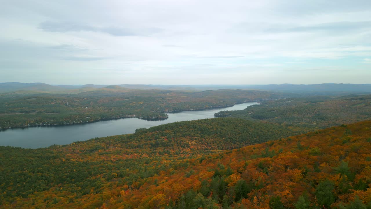 vista aérea de un avión no tripulado del monte mayor y el lago winnipesauke en nuevo hampshire
