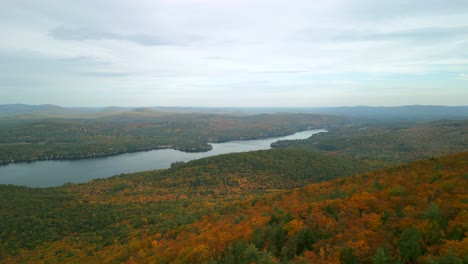 Vista-Aérea-Por-Drones-Del-Monte-Major-Y-El-Lago-Winnipesauke-En-New-Hampshire