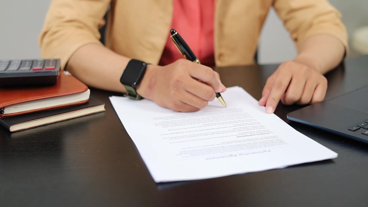 Mujer, manos y revisión de documentos para contrato comercial, encuesta o política de empresa en la oficina. Persona femenina, empleada o leyendo con bolígrafo o papeleo para solicitud o seguro en el lugar de trabajo