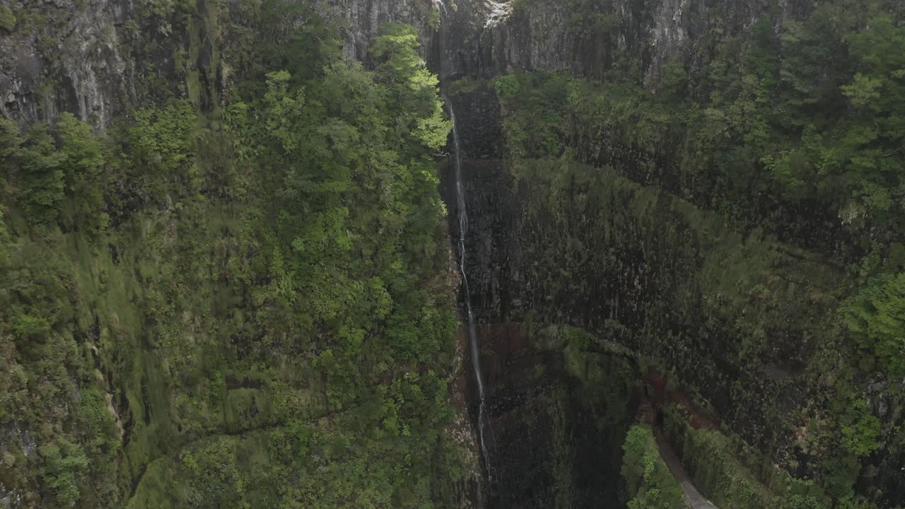 toma aérea amplia y épica de la cascada lagoa da vento en madeira