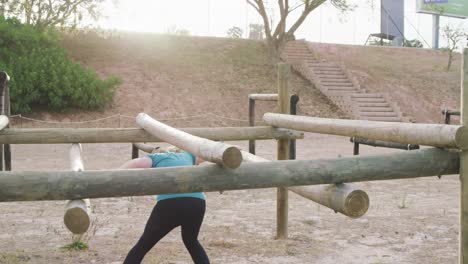 mujer caucásica haciendo ejercicio en el campamento de entrenamiento