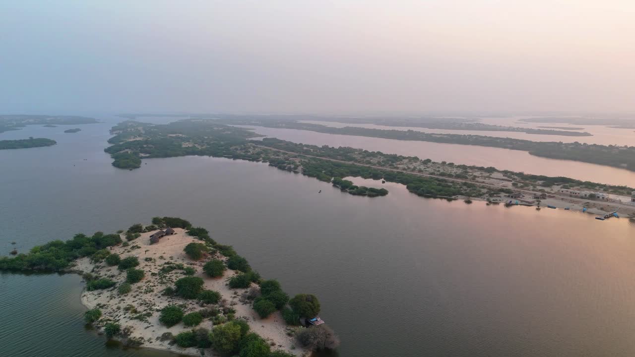 Splendida veduta aerea dell'alba al lago Baqar in Pakistan
