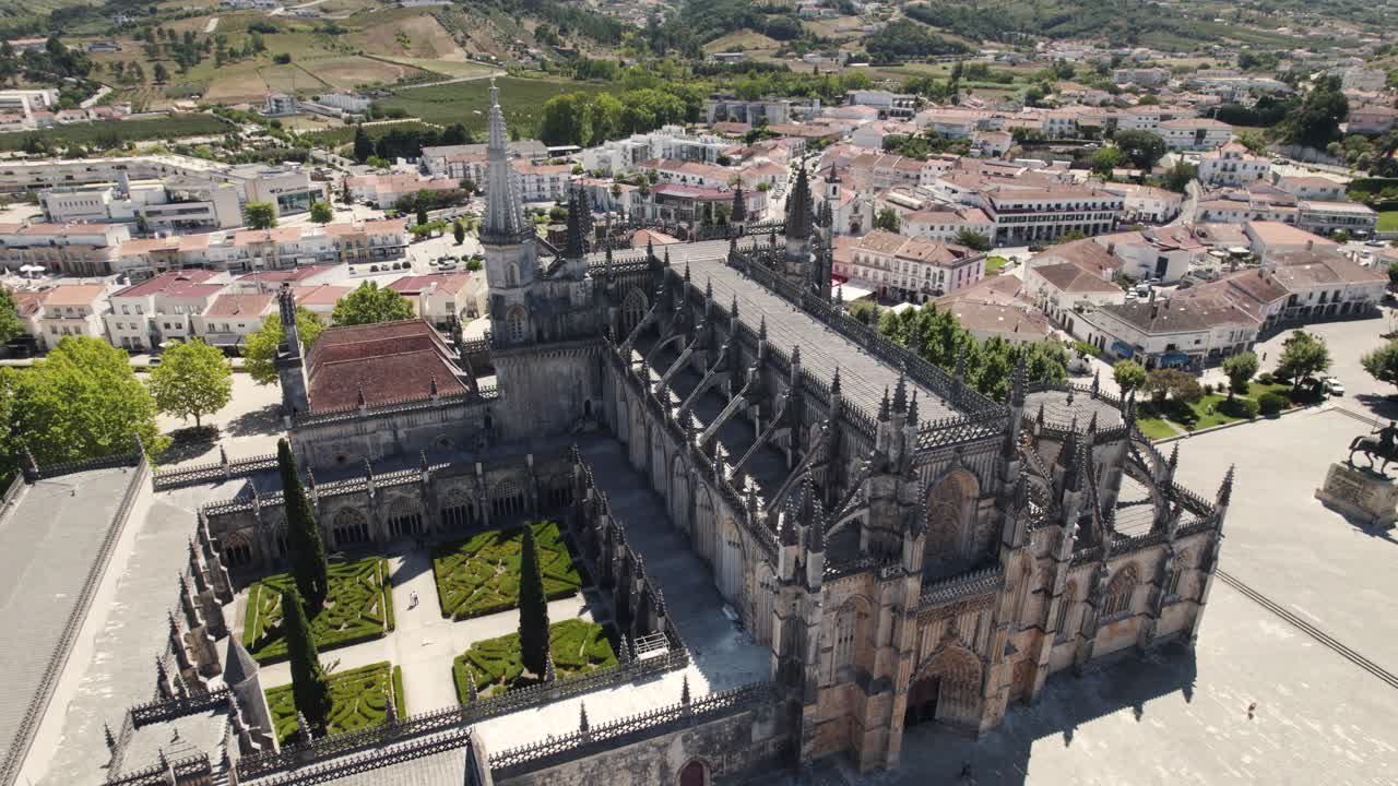 toma aérea de los monumentos góticos más fascinantes de la península ibérica, monasterio de batalha