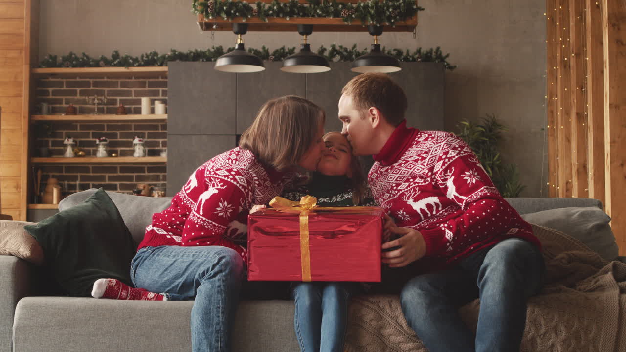 크리스마스 날 집에서 부모님에게 깜짝 선물을 주는 어린 소녀 4