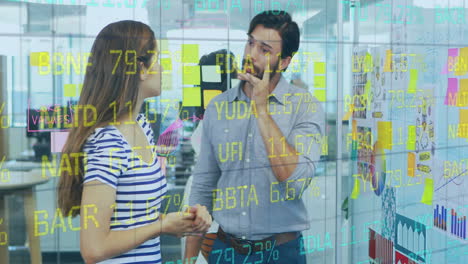 animación del procesamiento de datos financieros sobre diversas personas de negocios en la oficina