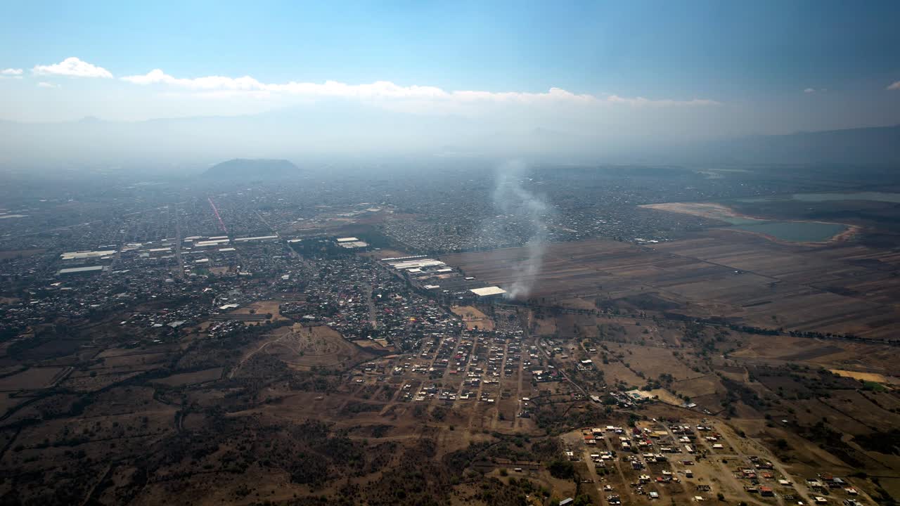 매우 오염 된 날 에 멕시코 시 외 ⁇  에 있는 도시 농지 의 공중 촬영