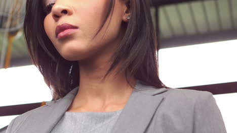 una mujer de negocios bajando las escaleras.