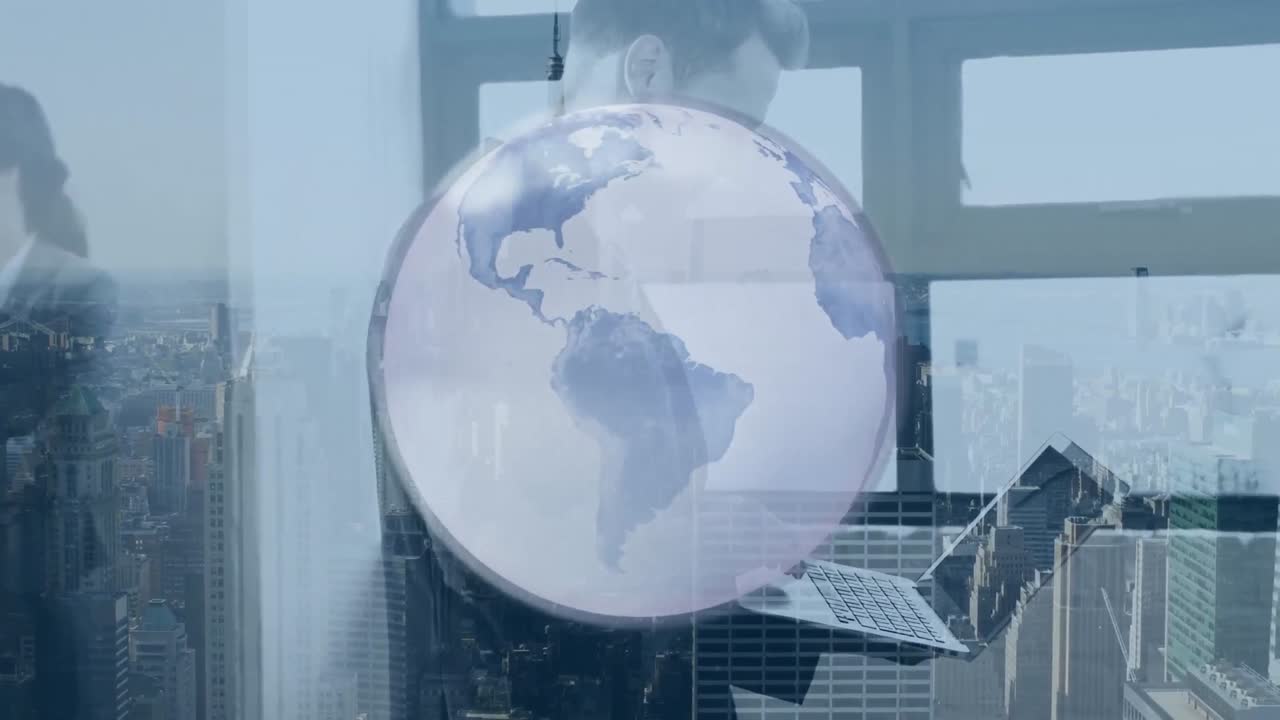 노트북을 사용하는 행복한 백인 사업가 위에 회전하는 지구의 애니메이션