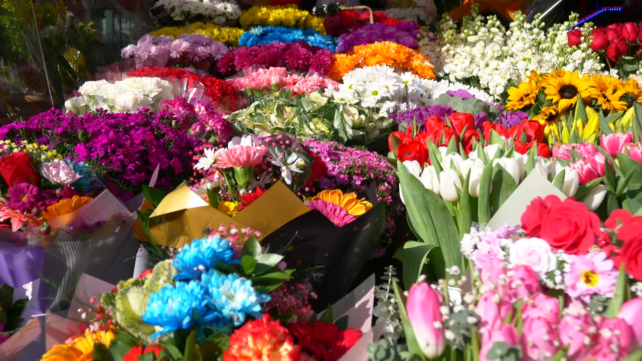 coloridos ramos de flores en una floristería
