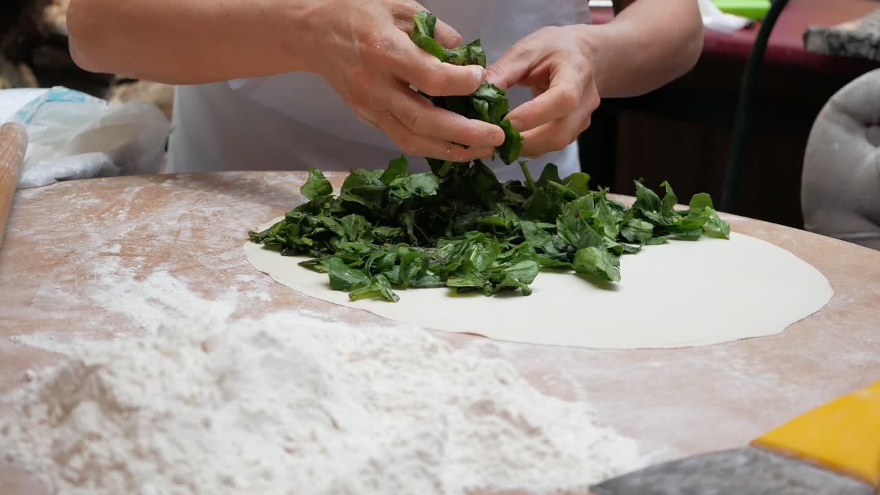 Preparazione di sfoglia agli spinaci