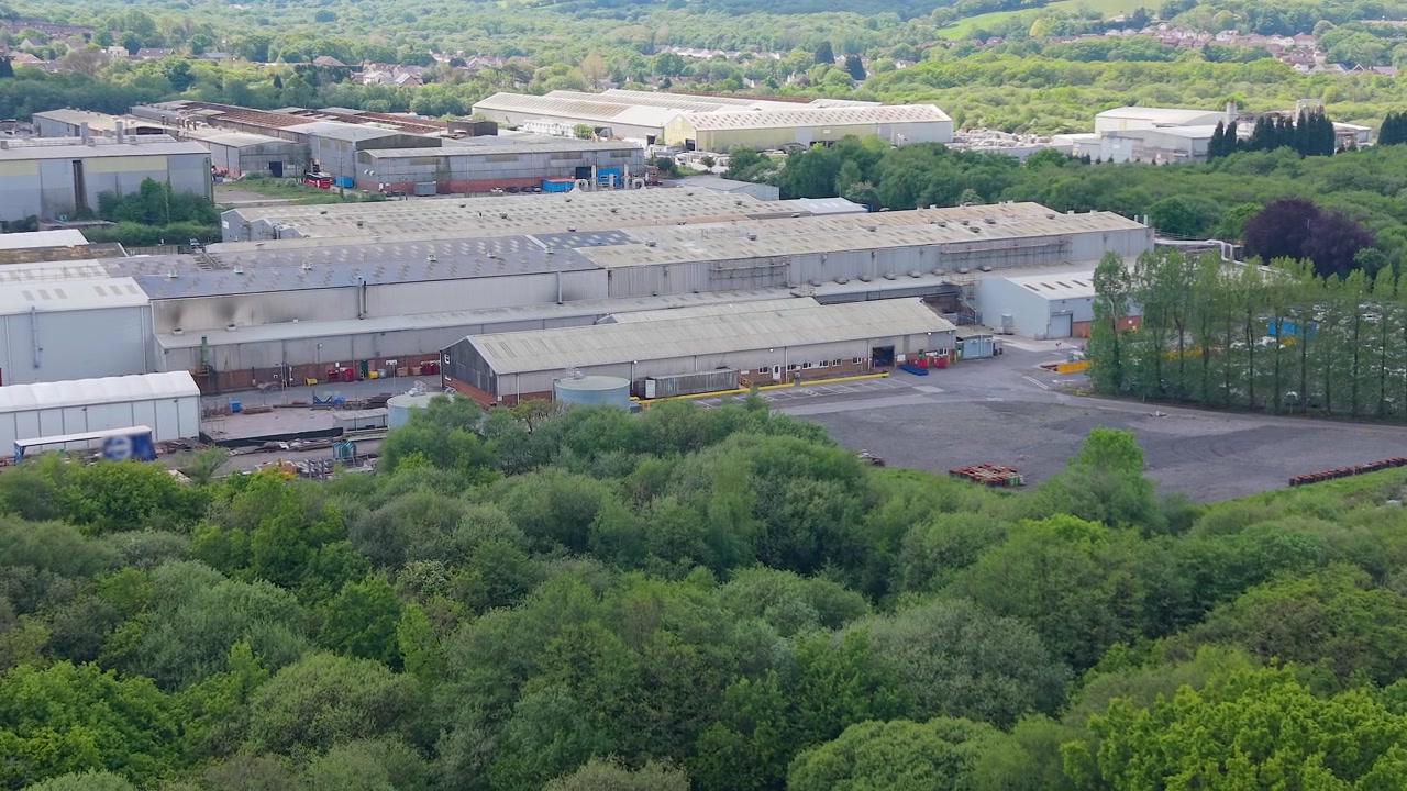 Fremadgående luftoptagelse af ydersiden af et moderne anlæg til forarbejdning og fremstilling af titanium. Ideel til indhold om globale forsyningskæder, metalfremstilling og avancerede produktionssektorer. UK.