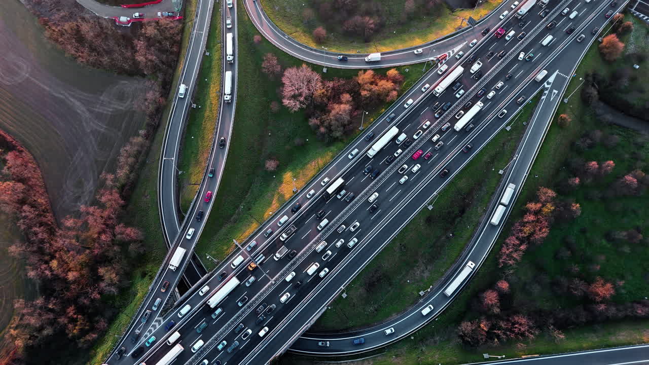 Luftaufnahme einer stark befahrenen Autobahnkreuzung bei Sonnenuntergang im Herbst