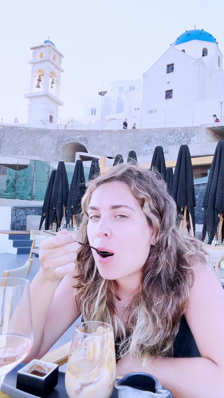 Người phụ nữ thưởng thức món tráng miệng và văn hóa địa phương ở Santorini