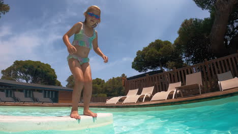 una joven nadando bajo el agua en una piscina