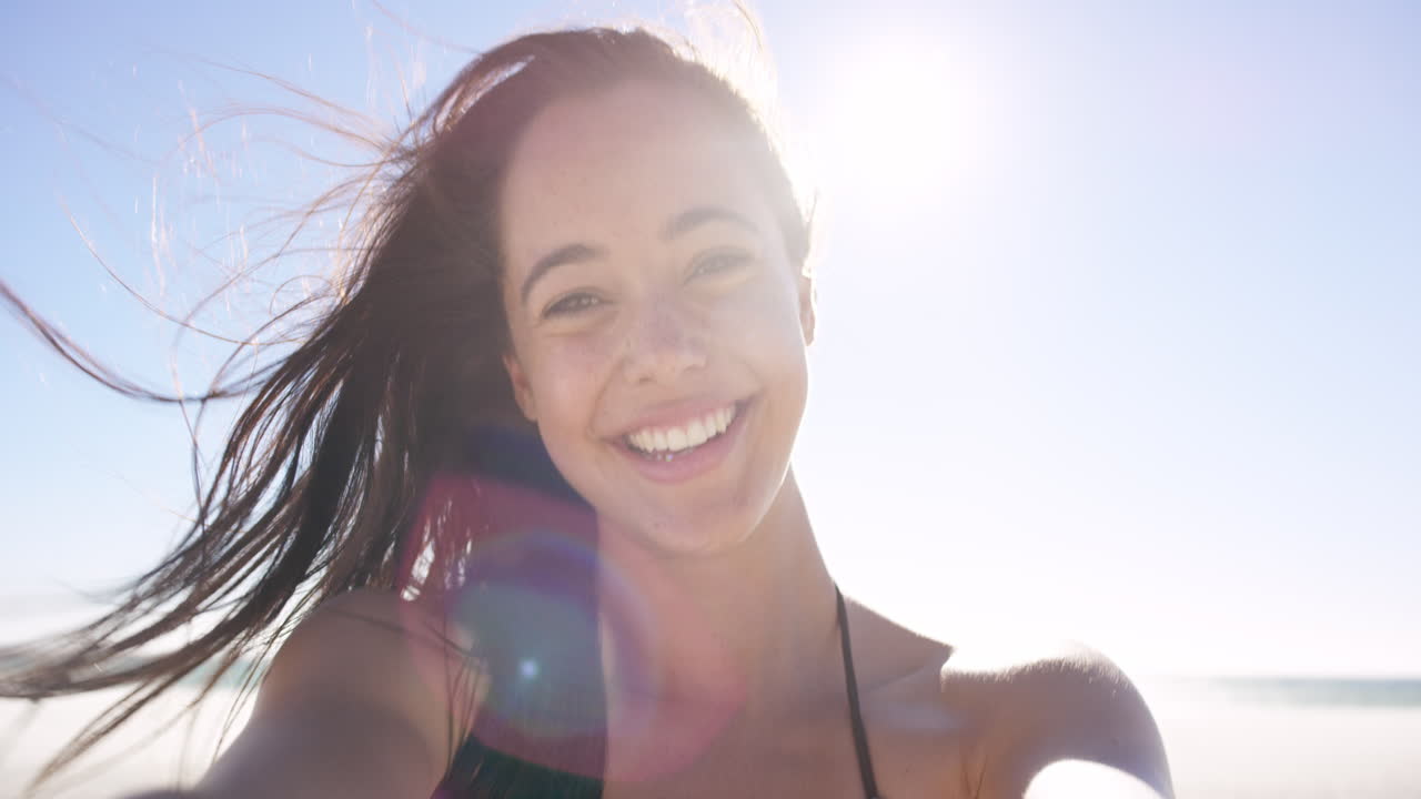 해가 지는 해변에서 셀카를 찍고 있는 아름다운 젊은 예쁜 소녀